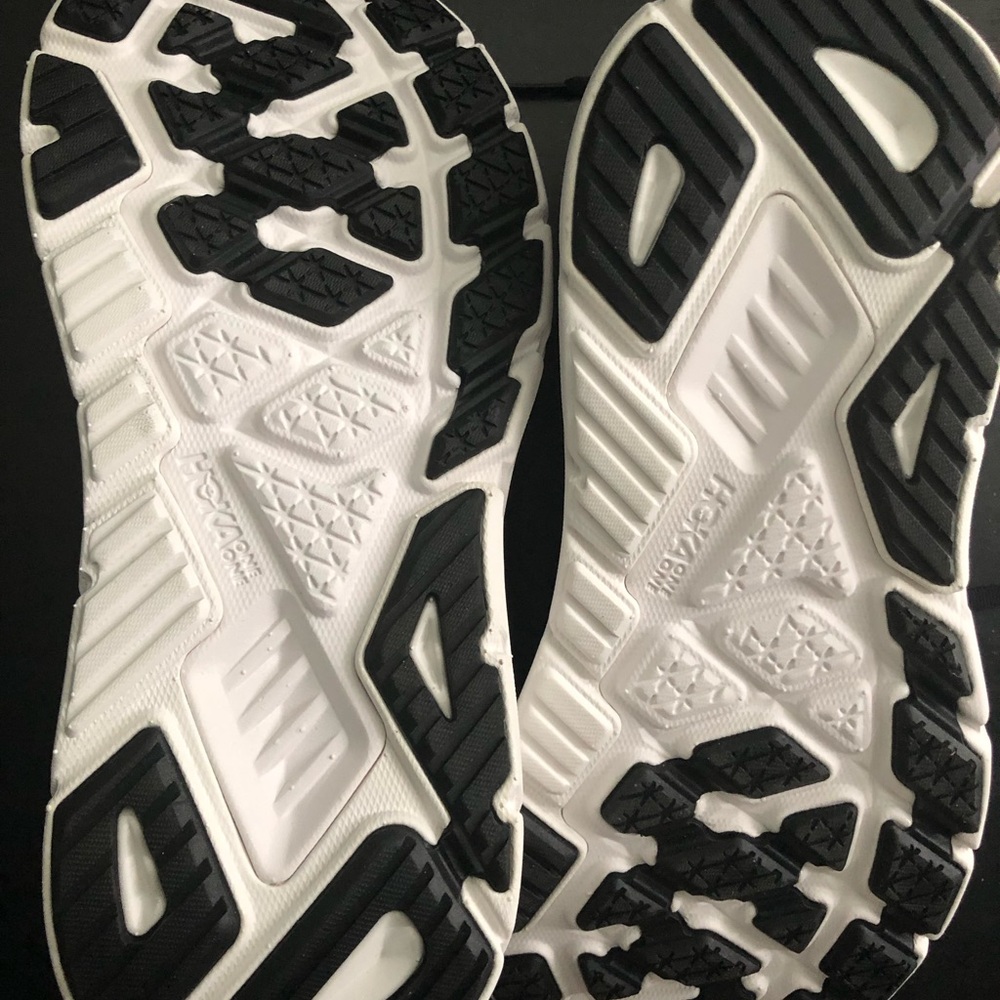 Hoka Women’s Black and White Running Shoes - Arahi 7, Size 6 D (wide width) - Picture 3 of 4